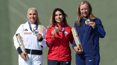 Francisca Crovetto con las medallistas del tiro skeet en París 2024.