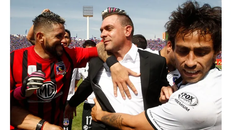 Agustín Orión y Jorge Valdivia abrazan a Pablo Guede en su último partido en Colo Colo. Hoy ninguno de ellos está en el Cacique y el resto de su "núcleo" termina contrato en diciembre. ¿Tiene realmente peso su opción de retorno?