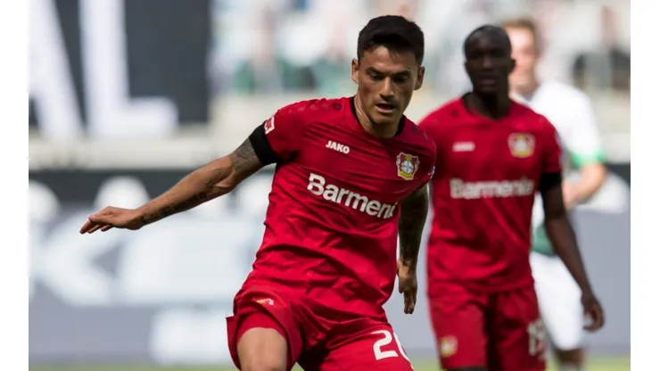 Charles Aránguiz salta a la cancha del BayArena para un nuevo encuentro de la Bundesliga este martes 26 de mayo.