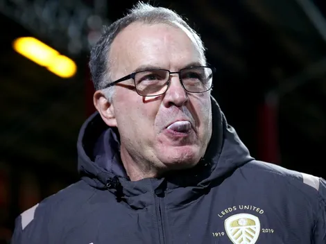 Fanático del Leeds construye estatua para Bielsa por ayudarlo a superar grave trauma