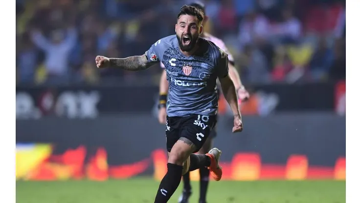 Gallegos festejando un gol cuando defendía los colores de Necaxa.