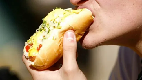 El completo celebra su día en Chile.