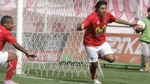 Checho Ibarra festejando un gol con la camiseta de Cienciano