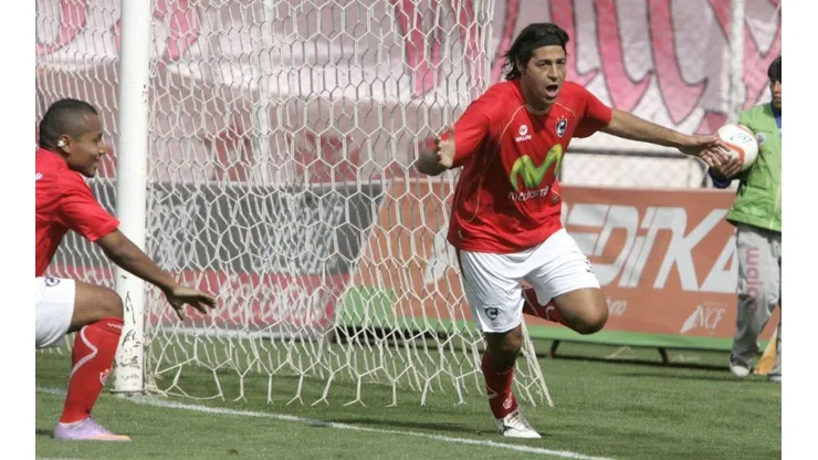 Checho Ibarra festejando un gol con la camiseta de Cienciano