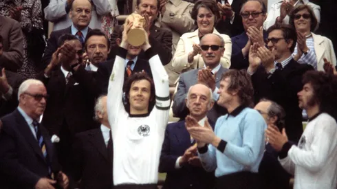 La Copa del Mundo levantada por Franz Beckenbauer será traída al presente.