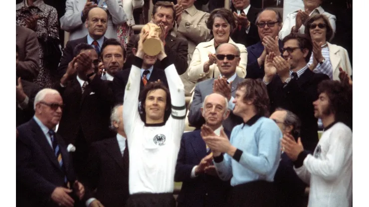 La Copa del Mundo levantada por Franz Beckenbauer será traída al presente.