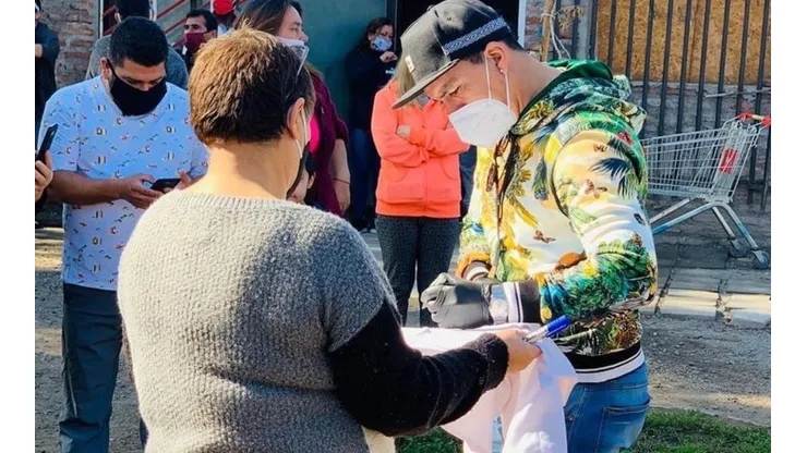 Paredes entregó cajas de mercaderías en la comuna de Cerro Navia.