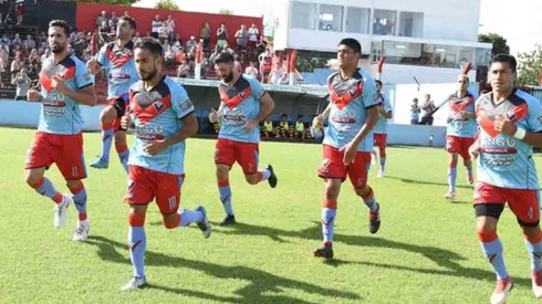 En la tribuna del Estadio Lorenzo Arandilla crece planta de marihuana por falta de fútbol.