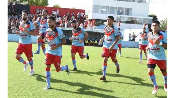 En la tribuna del Estadio Lorenzo Arandilla crece planta de marihuana por falta de fútbol.