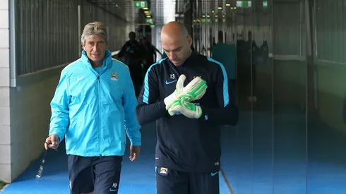 Manuel Pellegrini junto a Willy Caballero en una de las prácticas del Manchester City