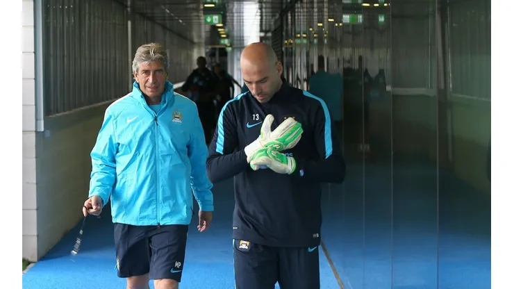 Manuel Pellegrini junto a Willy Caballero en una de las prácticas del Manchester City