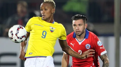 Eugenio Mena en su faceta de defensor central en el comienzo del partido de Chile ante Ecuador en la Copa América 2015.