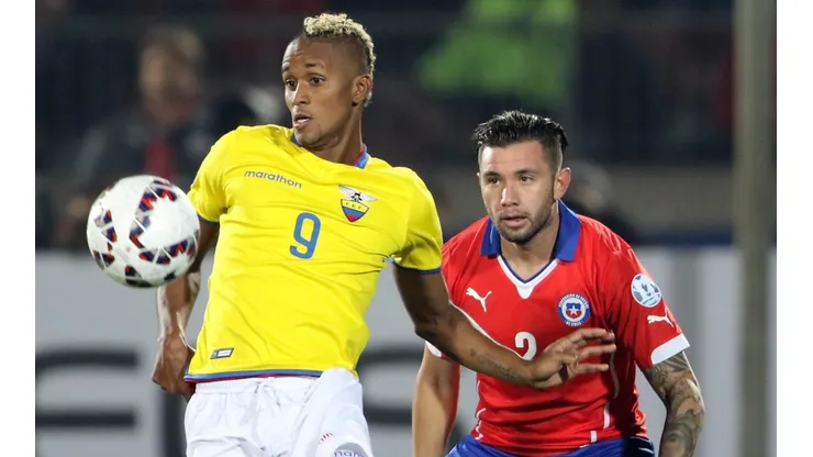 Eugenio Mena en su faceta de defensor central en el comienzo del partido de Chile ante Ecuador en la Copa América 2015.