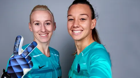 Katarzyna Kiedrzynek y Christiane Endler posaban alegres para la foto del PSG. Después cambió la relación