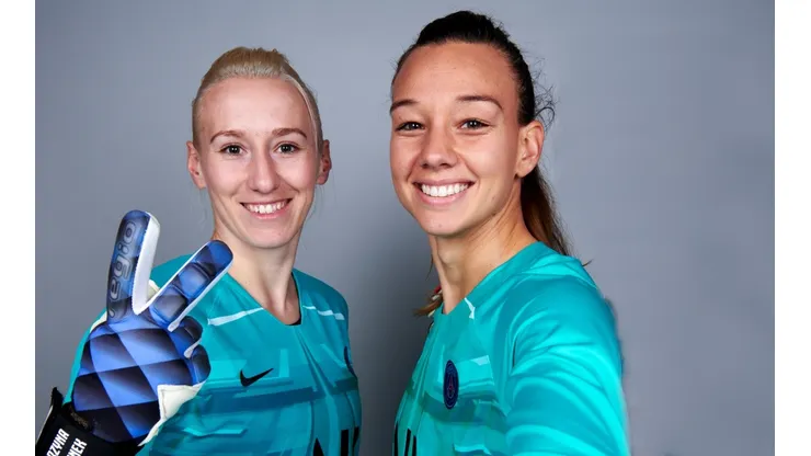 Katarzyna Kiedrzynek y Christiane Endler posaban alegres para la foto del PSG. Después cambió la relación