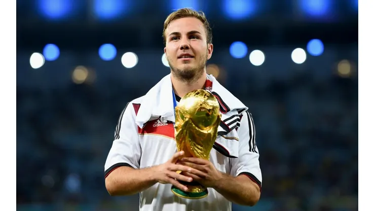 Mario Götze levanta la Copa del Mundo luego de ganarle con gol suyo la final a la Argentina de Lionel Messi