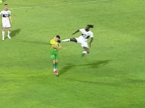 Sancionan a Adebayor por la patada criminal en la Copa Libertadores