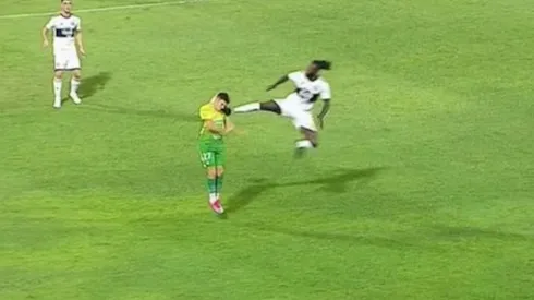 Brutal patada del togolés en la Copa Libertadores