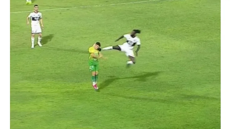 Brutal patada del togolés en la Copa Libertadores