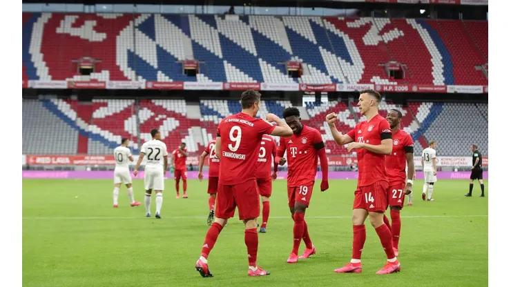Los jugadores del Bayern Munich festejan uno de los goles frente al Eintracht Frankfurt