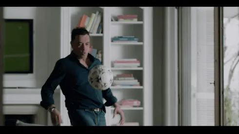 El relator del CDF, Claudio Palma, también forma parte de la nueva versión de "Que No Caiga", clásico comercial lanzado en 2008.