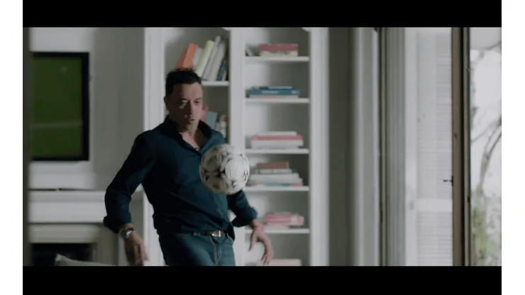 El relator del CDF, Claudio Palma, también forma parte de la nueva versión de "Que No Caiga", clásico comercial lanzado en 2008.