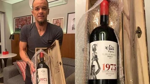 D'Alessandro con el vino de don Elías.