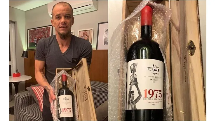 D'Alessandro con el vino de don Elías.