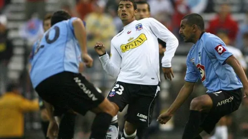 Arturo Vidal en 2007 con la camiseta de Colo Colo enfrentando a Deportes Iquique.