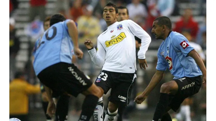 Arturo Vidal en 2007 con la camiseta de Colo Colo enfrentando a Deportes Iquique.