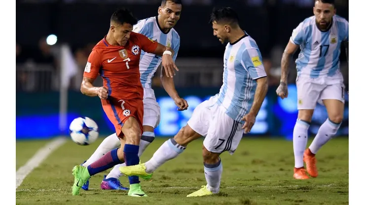 Alexis Sánchez y Sergio Agüero en la última visita de Chile a Argentina: derrota 1-0 para la Roja