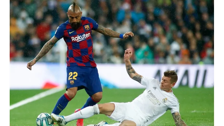Toni Kroos ante Arturo Vidal en el superclásico español