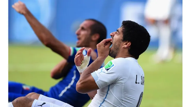 Suárez luego de morder a Chiellini en el Mundial 2014