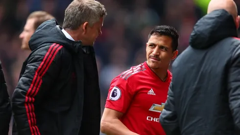 Alexis mira a su ex entrenador Ole Gunnar Solksjaer