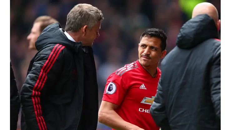 Alexis mira a su ex entrenador Ole Gunnar Solksjaer