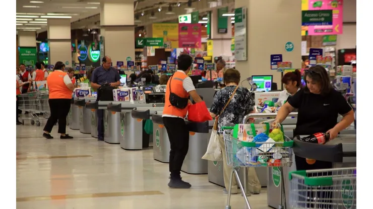 Este 21 de mayo los supermercados atenderán respetando los protocolos sanitarios y de seguridad por el covid-19.