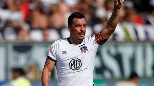 Esteban Paredes festejando su gol histórico