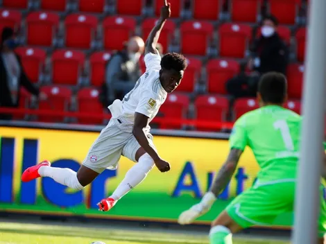 Alphonso Davies se luce destapando una cerveza con un estilo único