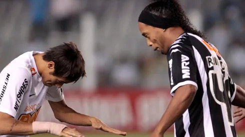 Neymar enfrentando a Ronaldinho en el Torneo Brasileño de 2013