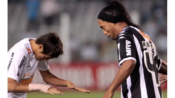 Neymar enfrentando a Ronaldinho en el Torneo Brasileño de 2013