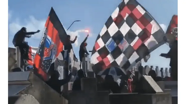 Los hinchas en el cementerio