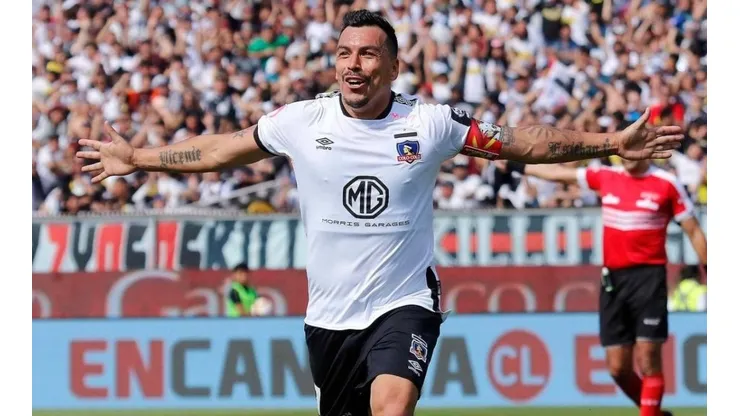 Esteban Paredes festejando el gol del récord
