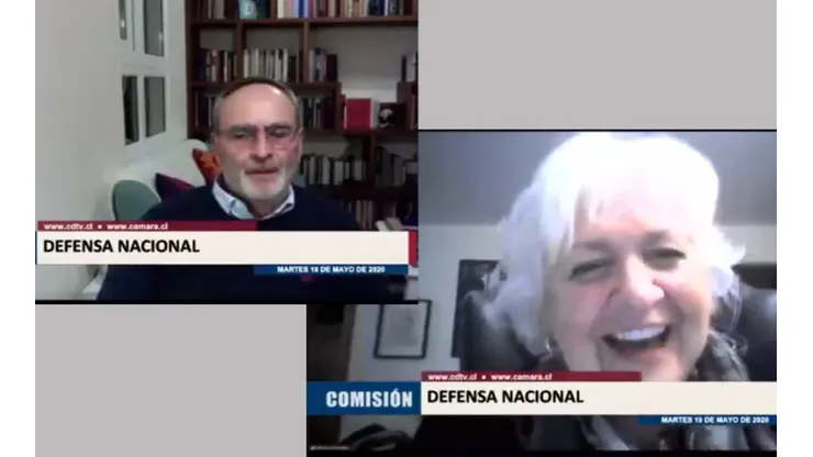 René Saffirio no sabía que tenía el micrófono abierto y su comentario provocó la risa de Mónica González.