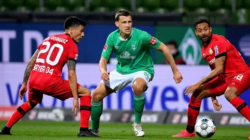 Charles Aránguiz enfrentando al Werder Bremen