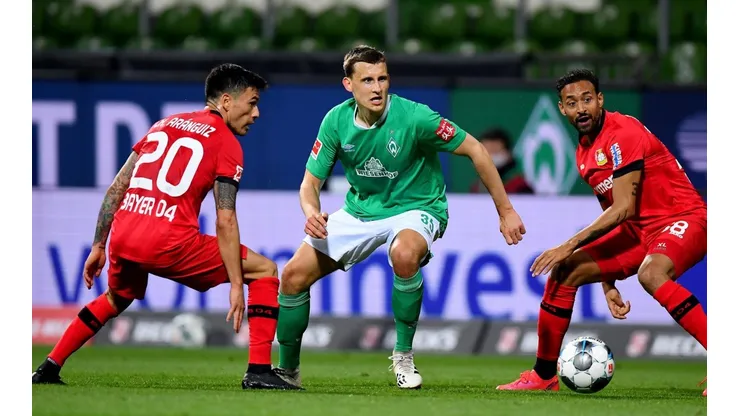 Charles Aránguiz enfrentando al Werder Bremen