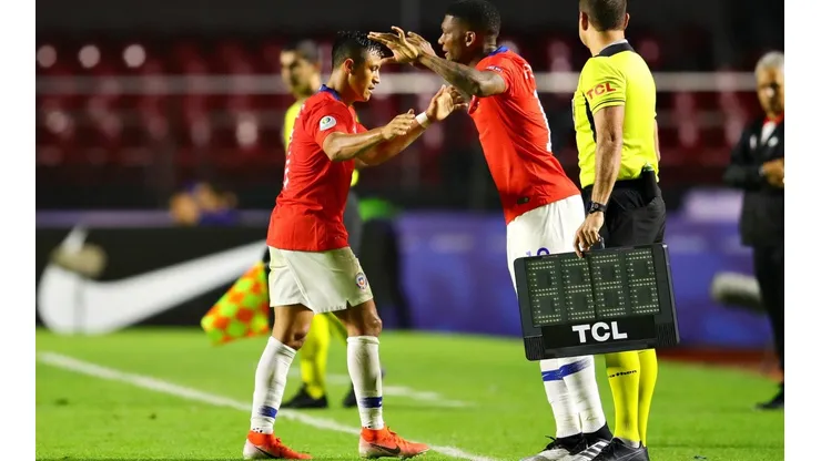 Alexis Sánchez junto a Junior Fernándes en la Roja