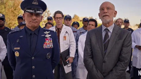 Steven Carrell y John Malkovich en una escena de "Space Force".