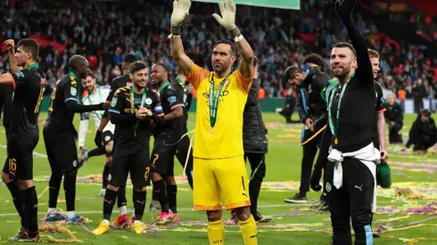 Claudio Bravo festejando junto a sus compañeros del Manchester City