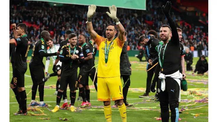 Claudio Bravo festejando junto a sus compañeros del Manchester City