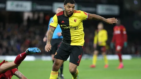 Troy Deeney dominando el balón frente al Liverpool